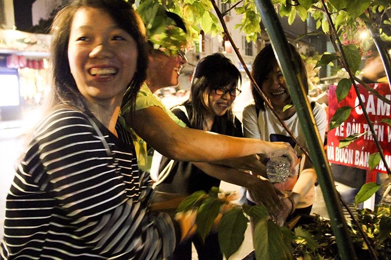 Những bạn trẻ nhặt rác sau giao thừa ở trung tâm Sài Gòn ảnh 17